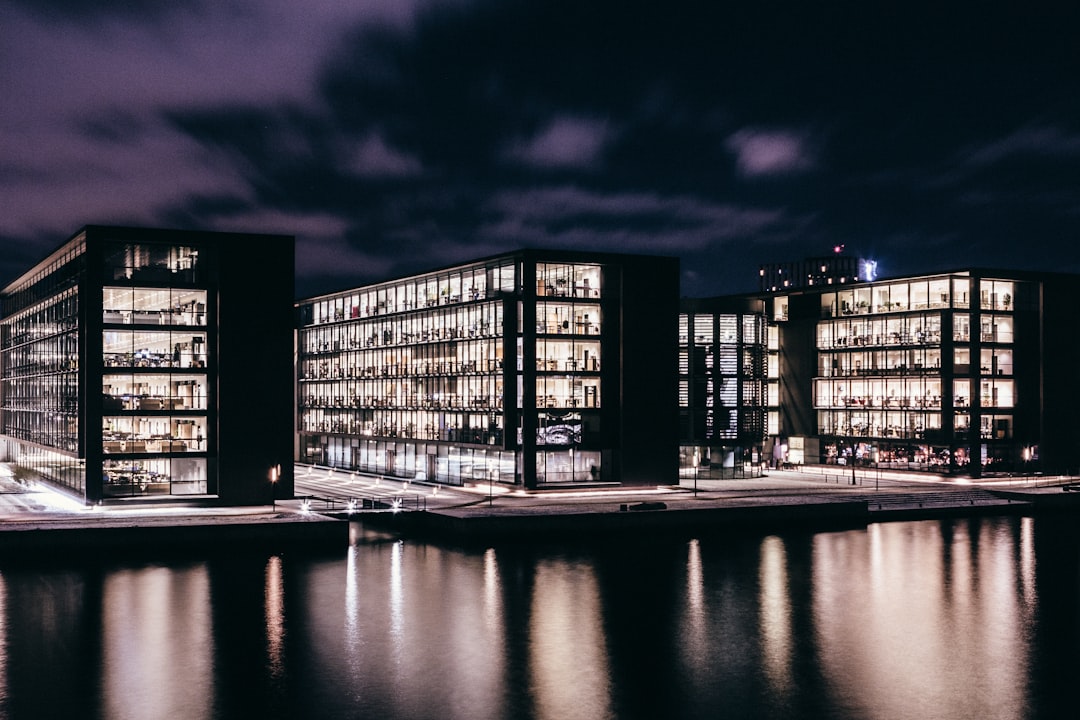 Energieffektiv kontorbygning med grøn facade